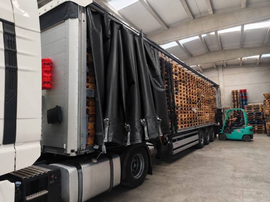 Carga de un tráiler con palets en la nave